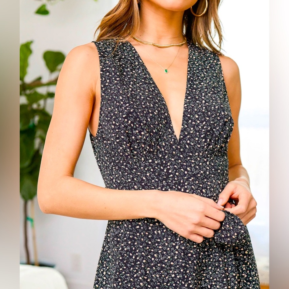 Lulu’s • Ruffled midi dress - Picture 3 of 13